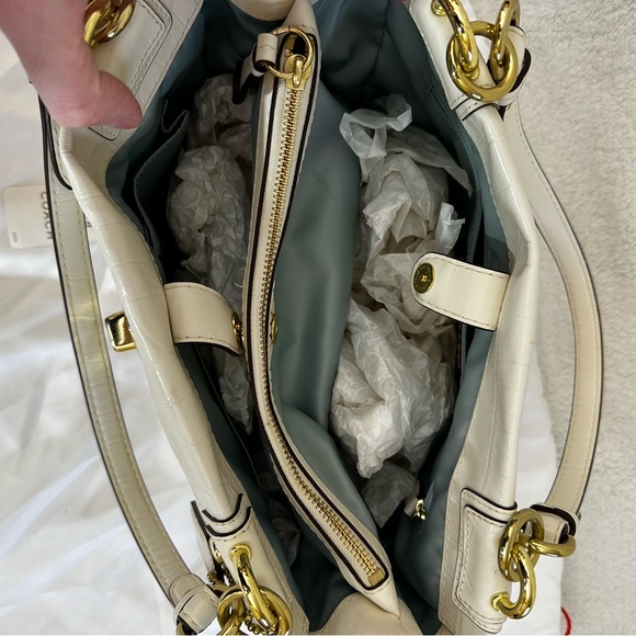 Like New COACH Off White Leather Peyton Embossed Exotic Shoulder Bag turnlock - Picture 3 of 4